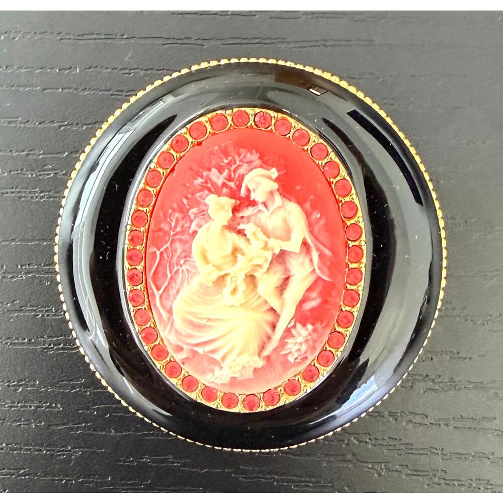 Vintage Joan Rivers Classics Collection Cameo "Courting Couple" Brooch Gift Box